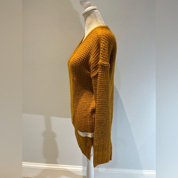 NWT a.n.a a new approach Sweater Size med Honey Ginger Brown V  Neck pullover - Picture 3 of 7